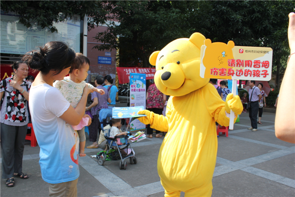 5月29日，梧州市婦幼保健院到潘塘公園參與衛(wèi)生系統(tǒng)開展的世界無(wú)煙日宣傳活動(dòng)，該院醫(yī)務(wù)人員扮成可愛(ài)的卡通造型，呼吁市民為孩