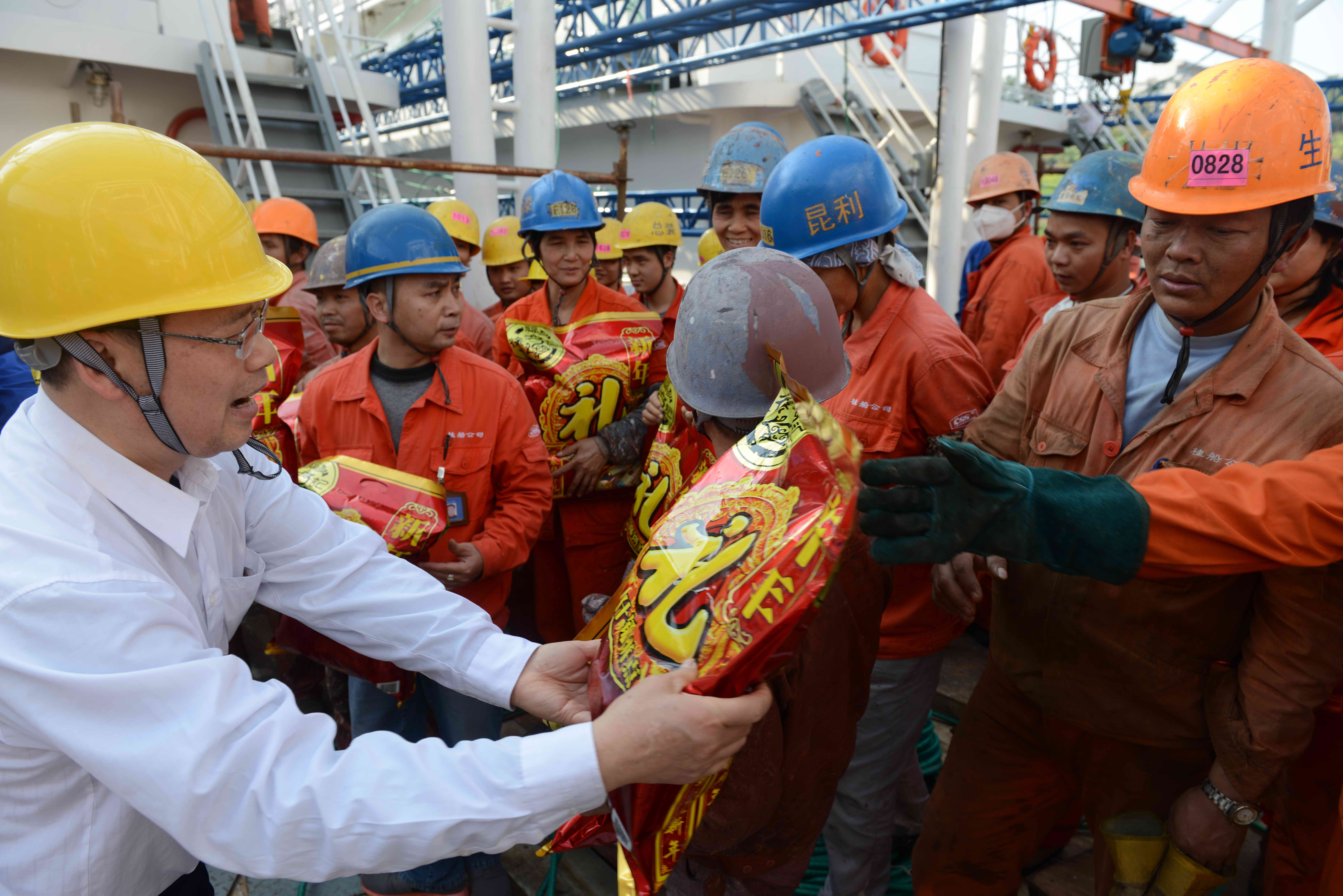 梧州市總工會(huì)黨組書(shū)記、常務(wù)副主席朱明勝為一線職工贈(zèng)送新春禮包.jpg