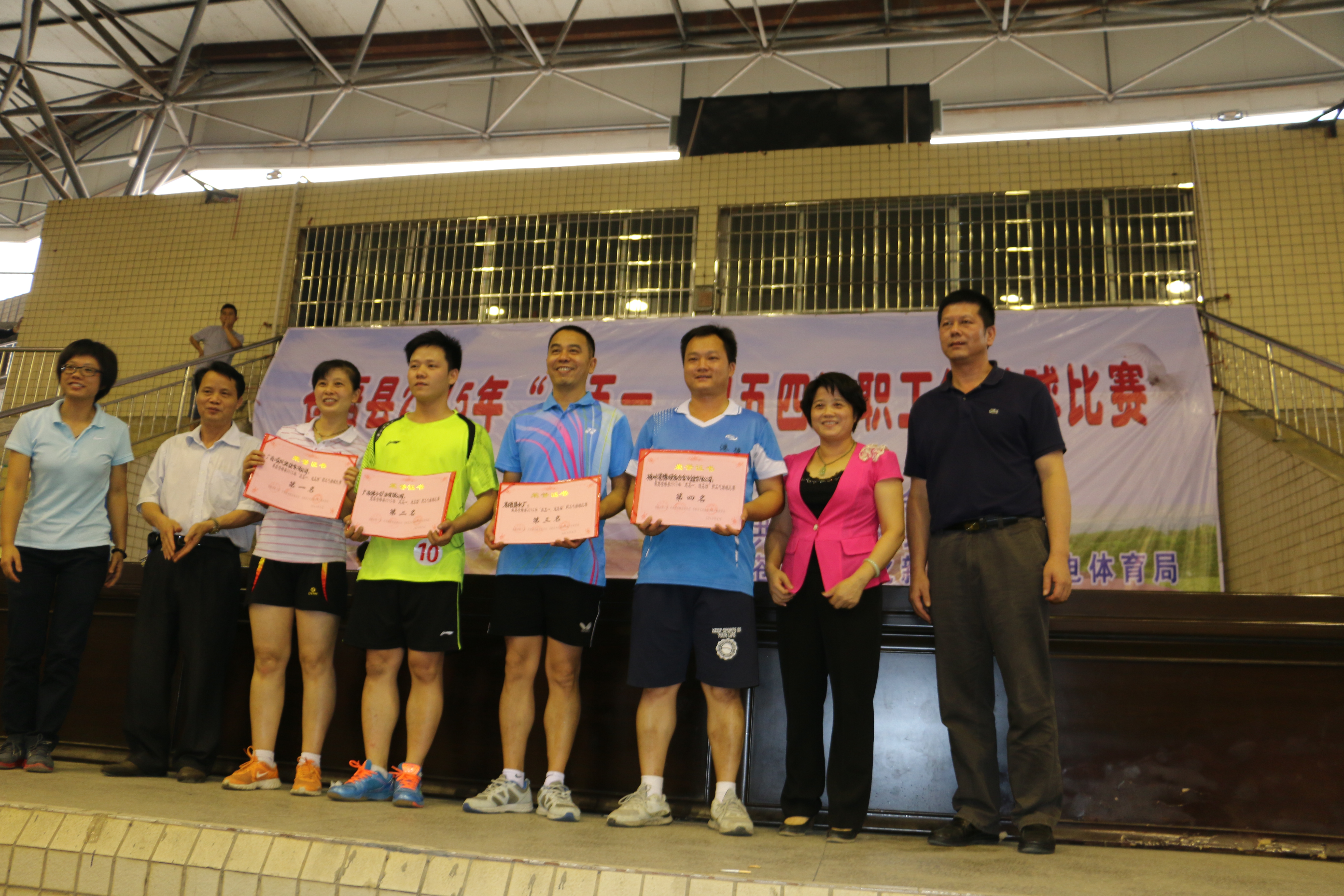 4月26日，由蒼梧縣總工會(huì)主辦、共青團(tuán)蒼梧縣委員會(huì)、蒼梧縣文化新聞出版廣電體育局聯(lián)合主辦的&ldquo;慶五一&bull;迎五四&rdquo;職工氣排球比