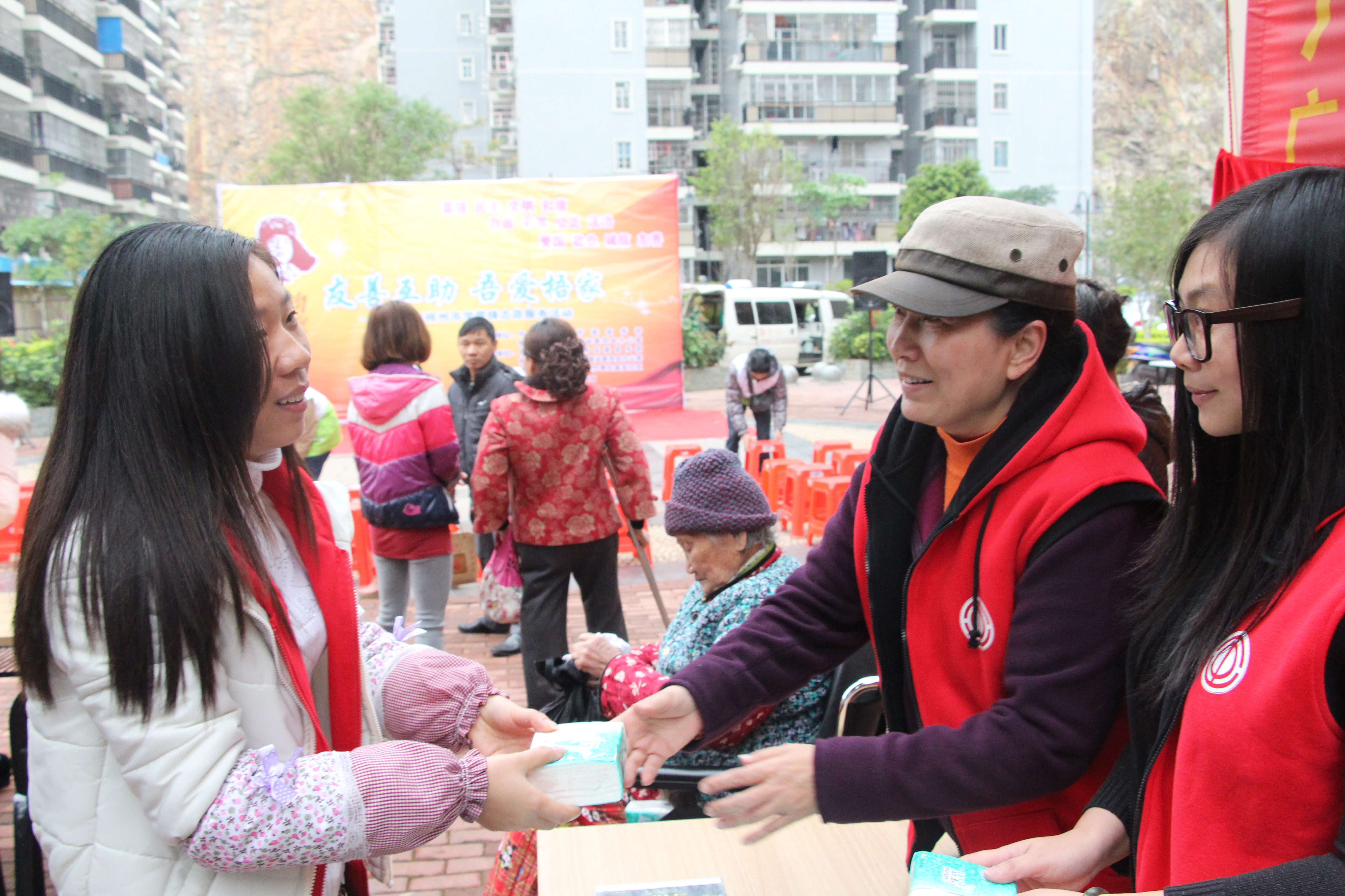 市總職工燈謎協(xié)會舉辦“學雷鋒職工燈謎進社區(qū)”活動