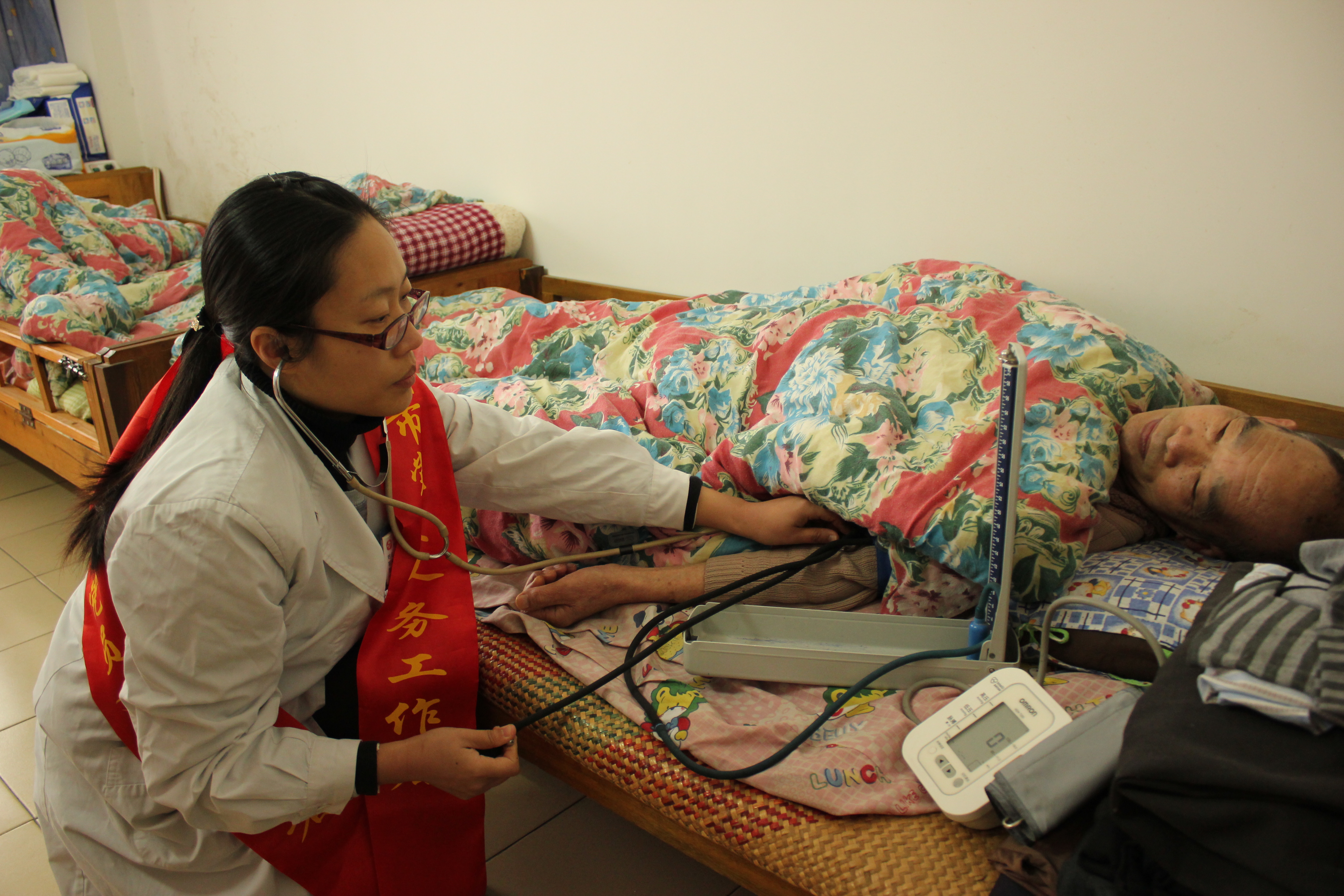 市婦幼保健院聯(lián)合開展“弘揚雷鋒精神，愛心服務社區(qū)”志愿服務活動