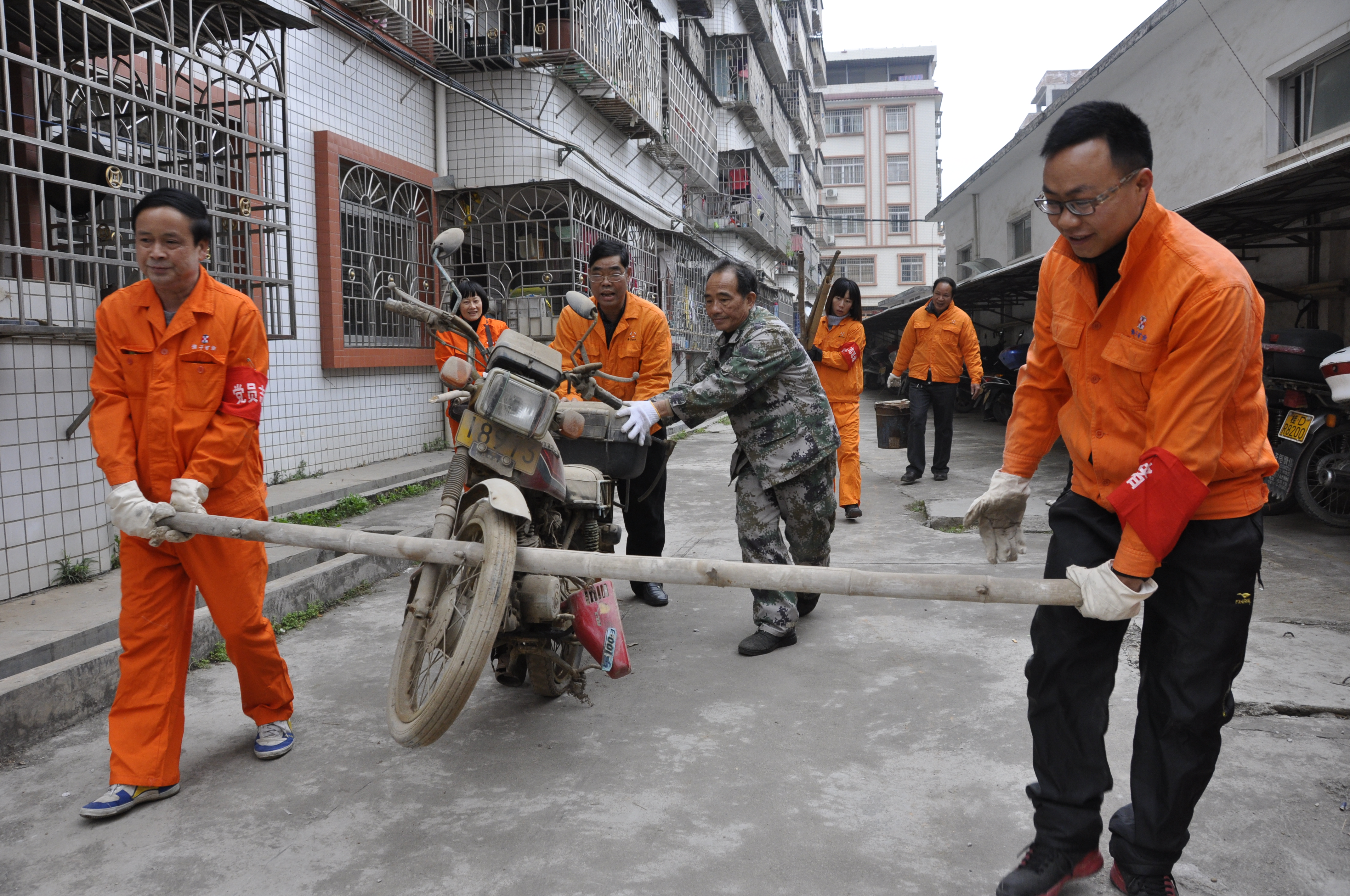佛子公司開展清理廢舊摩托車、自行車、生活垃圾志愿者服務(wù)活動