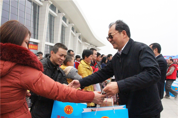 自治區(qū)人大常委會副主任、總工會主席王躍飛為返鄉(xiāng)農(nóng)民工贈送新春大禮包.jpg