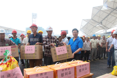 市總工會黨組書記、常務(wù)副主席為在建體育場農(nóng)民工送清涼