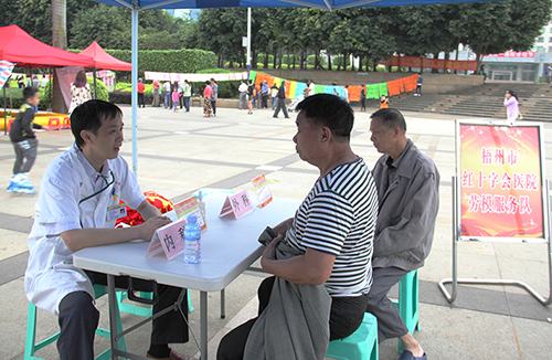 五一廣場活動醫(yī)療系統(tǒng)勞模服務(wù)隊免費義診.jpg