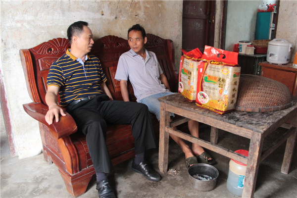 8月12日，梧州市總工會黨組書記、常務副主席梁耀中前往藤縣塘步鎮(zhèn)龍安村定點貧困戶家中，為他們送上慰問品并了解他們的家庭情