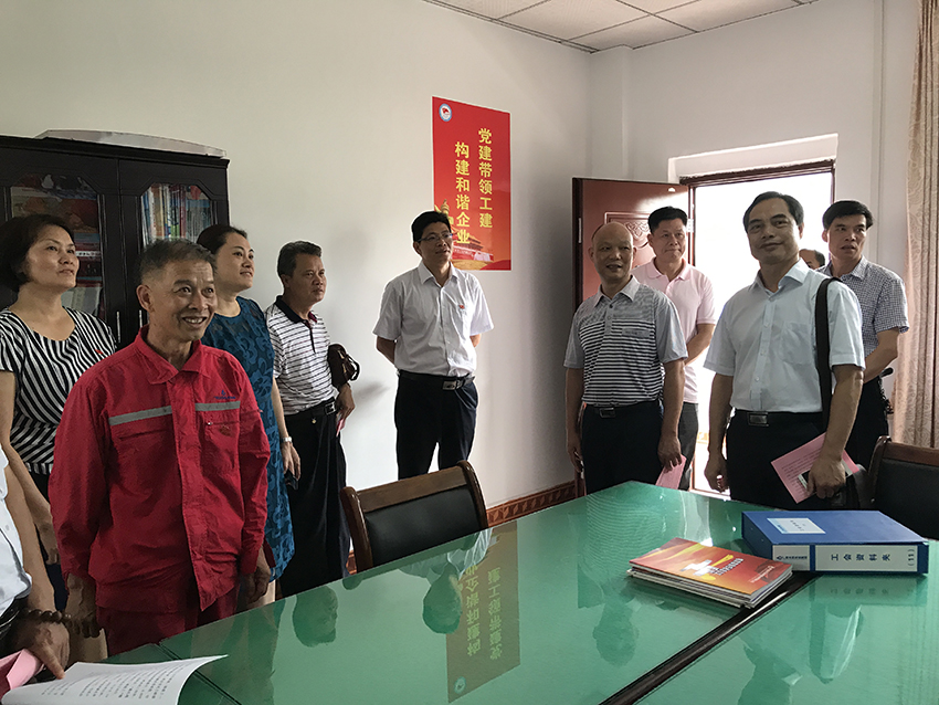 3-與會(huì)人員觀(guān)摩岑溪供水有限公司勞模創(chuàng)新工作室.JPG