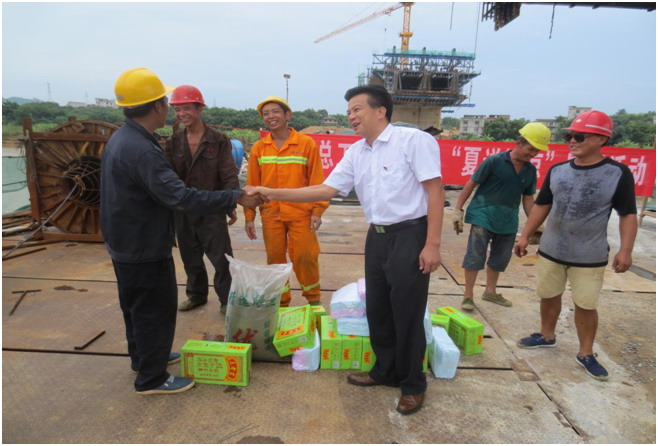 藤縣人大副主任、總工會(huì)主席陳淼東在衫花根大橋建設(shè)工地開展&ldquo;夏送清涼&rdquo;慰問(wèn)活動(dòng).jpg