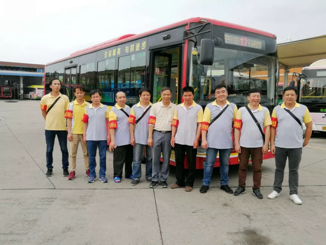 你坐過12路公交車嗎？為你服務(wù)的是“全國工人先鋒號”哦