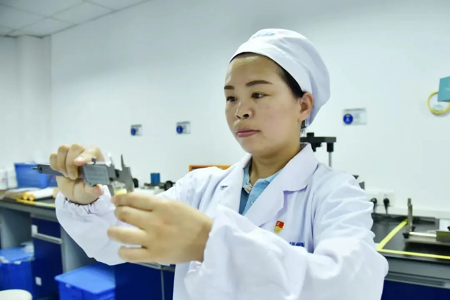 【楷模風(fēng)采】2024年全國(guó)五一勞動(dòng)獎(jiǎng)?wù)?| 雷潔萍：為“小藥丸”傾注“大匠心”的追夢(mèng)人