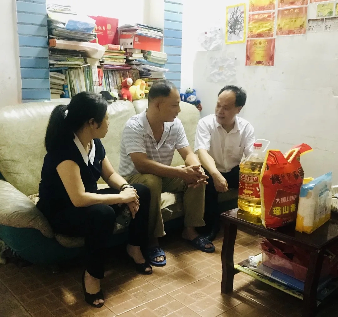 節(jié)日慰問暖人心，結(jié)對幫扶情誼真