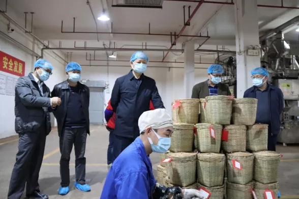 自治區(qū)財貿輕紡煙草工會到我市開展元旦春節(jié)送溫暖活動