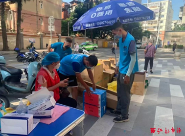 【職工抗“疫”剪影】⑤送餐、送菜、送藥、送米油……疫情期間奔走在物資配送一線的外賣小哥