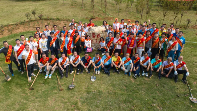 且趁春風添新綠  勞模工匠植樹忙