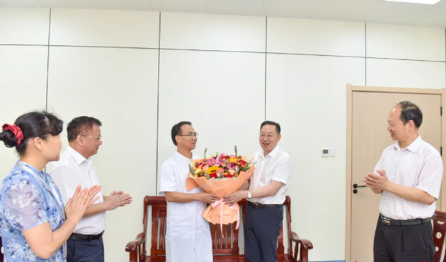 發(fā)揮示范引領(lǐng)作用 展現(xiàn)新?lián)斝伦鳛樨钫衿房赐繂杽趧幽７逗拖冗M工作者代表