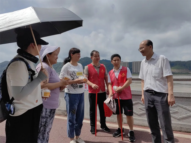 梧州市總工會“送清涼”慰問堅守在防汛抗洪一線的職工