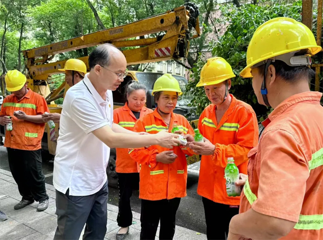 清涼驅(qū)暑熱，關懷沁人心丨梧州市總工會與愛心企業(yè)為艱苦崗位一線職工送清涼