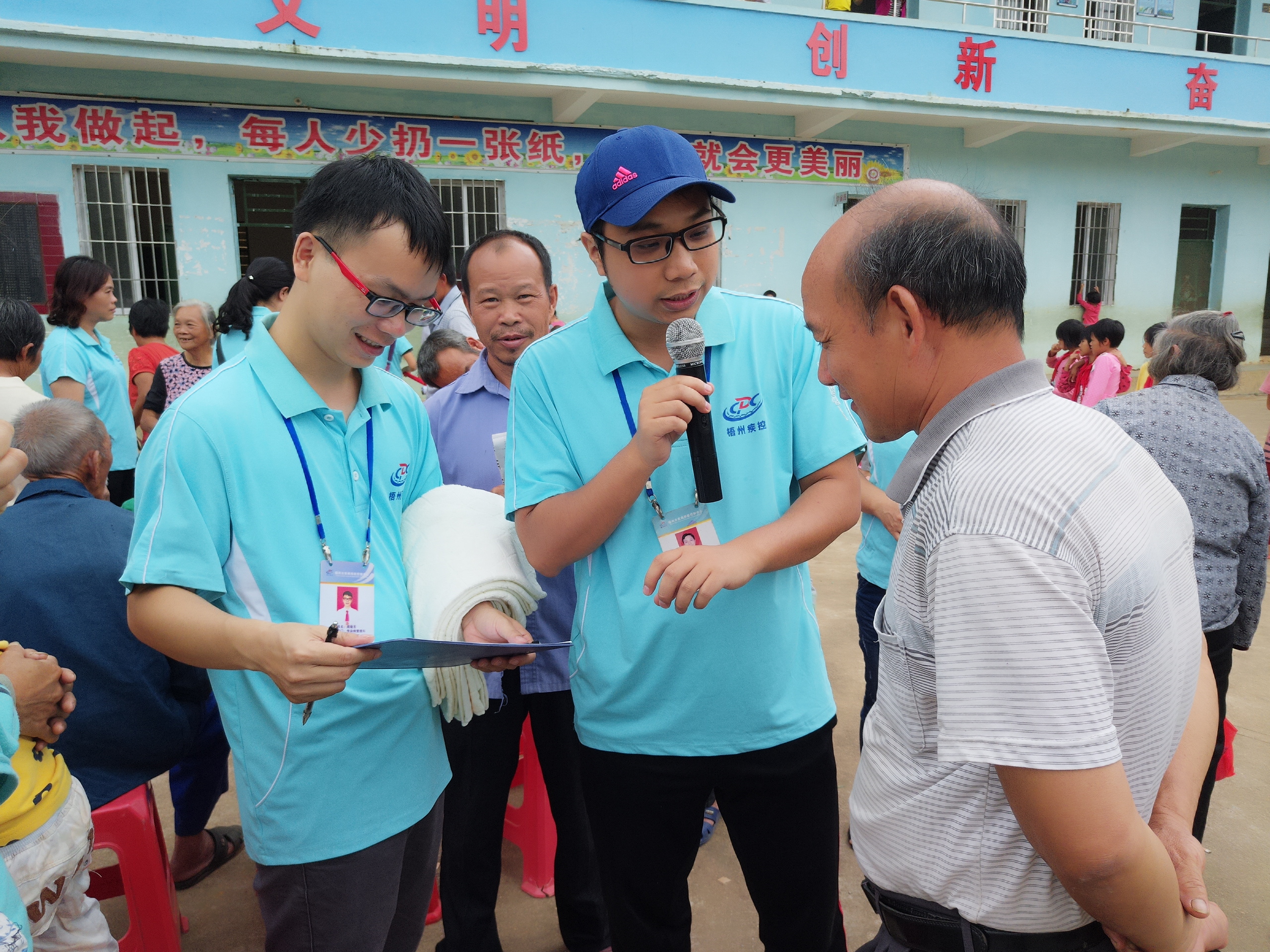 2016年10月14日市疾控中心工作人員在進行有獎問答環(huán)節(jié)，與村民們互動。（陸紅玉  攝）.jpg