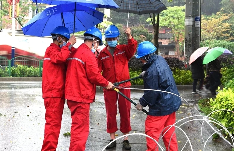  南方電網(wǎng)廣西新電力投資集團(tuán)蒼梧縣公冒雨搶修線路