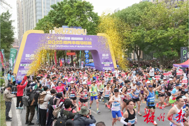 在充滿嶺南風情的賽道上盡情奔跑丨2025梧州半程馬拉松順利舉行 蔣連生李振品出席起跑儀式
