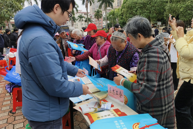 龍圩區(qū)總工會開展2023年“憲法宣傳周”集中宣傳