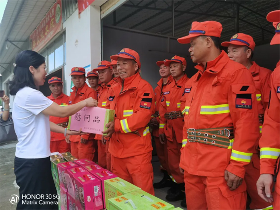 龍圩區(qū)總工會開展送清涼活動
