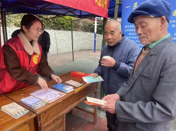 萬秀區(qū)總工會開展春節(jié)“送萬福、進(jìn)萬家” 公益活動